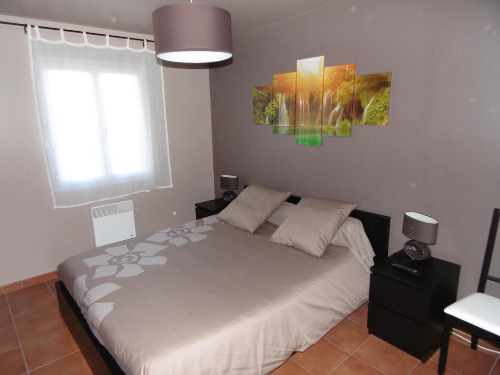Les Terrasses De Valensole Bed & Breakfast Room photo